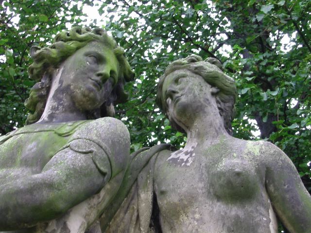 Minne-Statuen